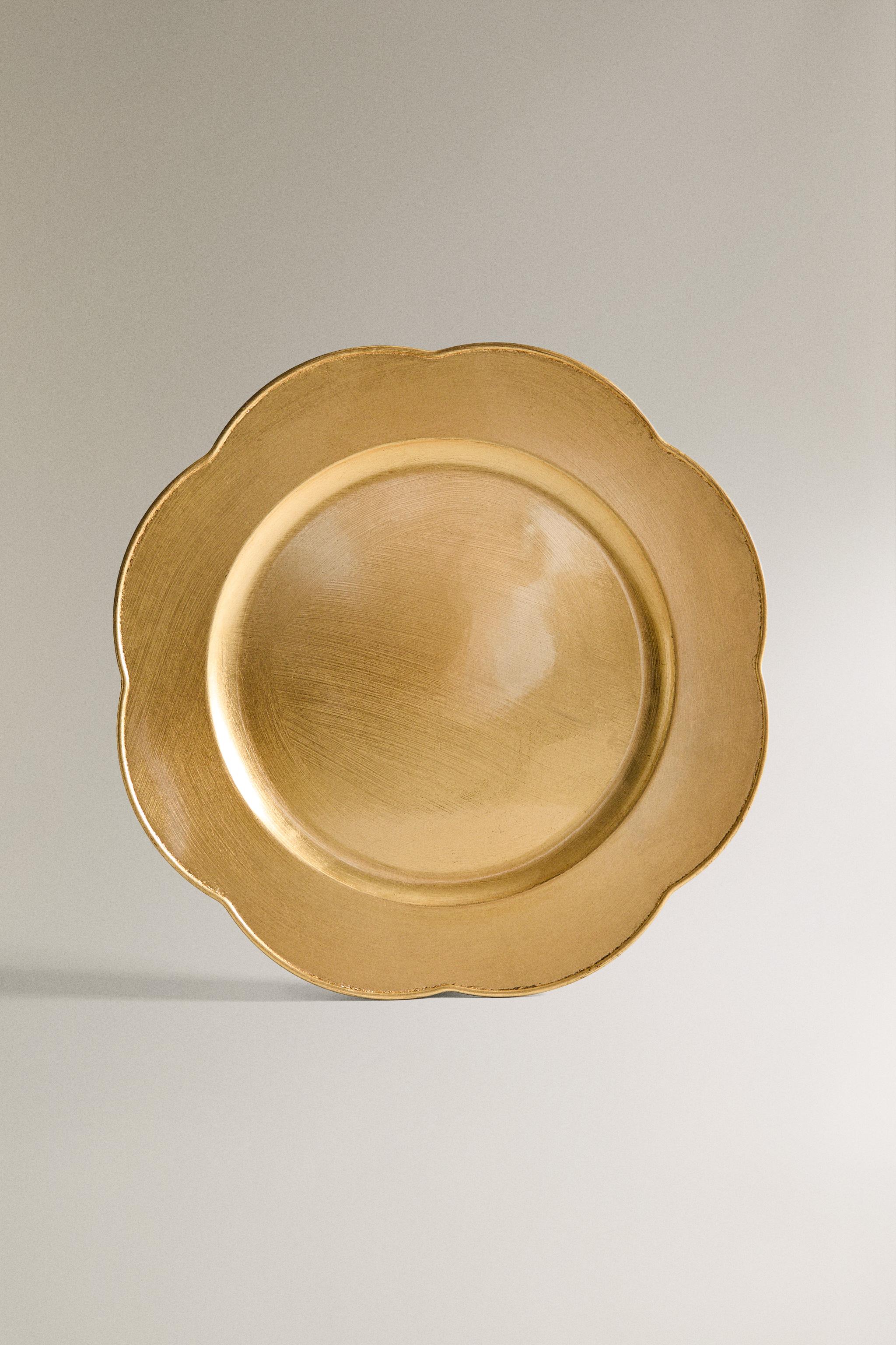 PLAIN CHRISTMAS CHARGER WITH SCALLOPED EDGE